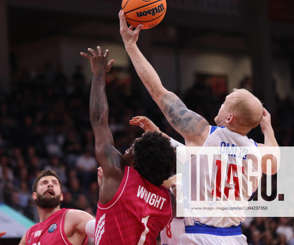 Tanner Omlid (Porto) am Ball neben John-Michael Wright (Bonn), BCL, Telekom Baskets Bonn vs FC Porto, Bonn
