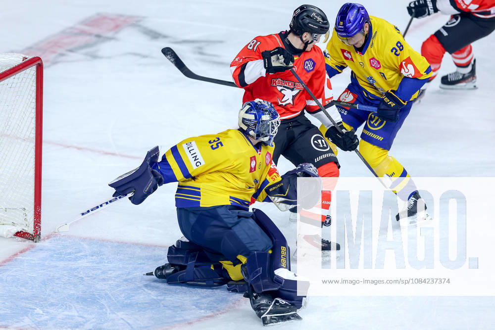 Eishockey, CHL, Kölner Haie - Blue Fox Herning, Champions Hockey League 2026 27, 5. Spieltag, Saison 2026 27, Lanxess-Arena Köln: Mateu Späth (Koelner Haie 81) im Zweikampf gegen Janis Fecers (Blue Fox Herning 35) Emil Lojborg Kristensen (Blue Fox Herning 28) Nordrhein-Westfalen Deutschland