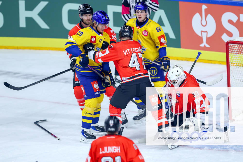 Eishockey, CHL, Kölner Haie - Blue Fox Herning, Champions Hockey League 2026 27, 5. Spieltag, Saison 2026 27, Lanxess-Arena Köln: Veli-Matti Vittasmäki (Koelner Haie 47) verteidigt gegen Lukas Bang Przemieslo (Blue Fox Herning 29) vor dem Tor von Goalie Goalie Nico Wiens (Koelner Haie 33) Nordrhein-Westfalen Deutschland