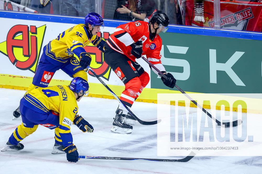 Eishockey, CHL, Kölner Haie - Blue Fox Herning, Champions Hockey League 2026 27, 5. Spieltag, Saison 2026 27, Lanxess-Arena Köln: Louis-Marc Aubry (Koelner Haie 15) im Zweikampf gegen Valdemar Bilgrav (Blue Fox Herning 26) und Lasse Baerentsen (Blue Fox Herning 24) Nordrhein-Westfalen Deutschland