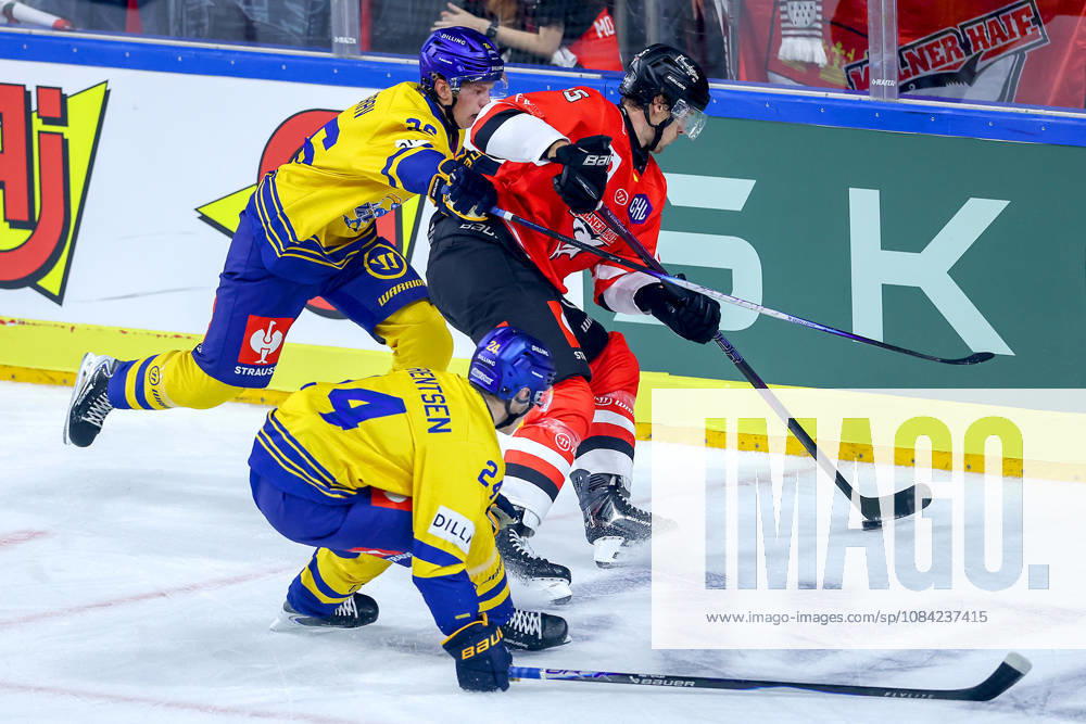 Eishockey, CHL, Kölner Haie - Blue Fox Herning, Champions Hockey League 2026 27, 5. Spieltag, Saison 2026 27, Lanxess-Arena Köln: Louis-Marc Aubry (Koelner Haie 15) im Zweikampf gegen Valdemar Bilgrav (Blue Fox Herning 26) und Lasse Baerentsen (Blue Fox Herning 24) Nordrhein-Westfalen Deutschland