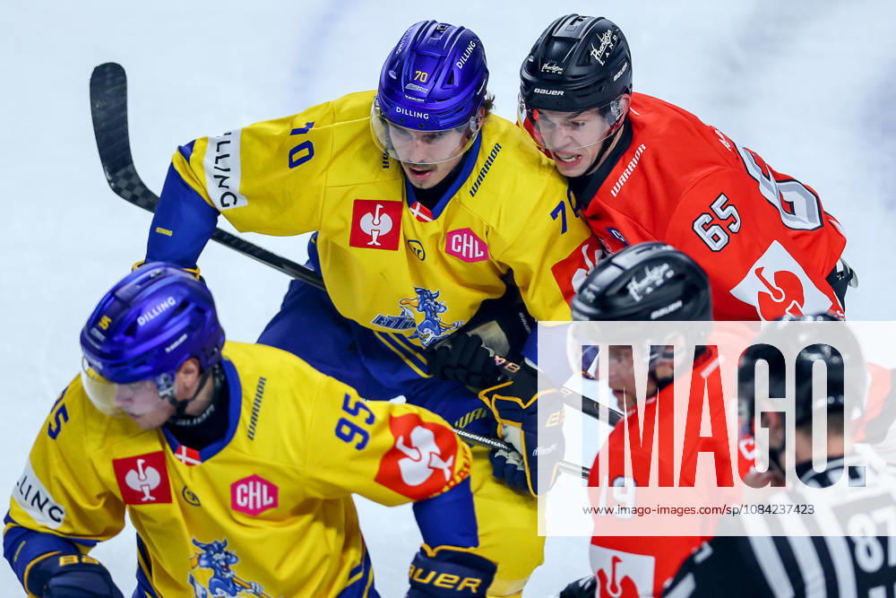 Eishockey, CHL, Kölner Haie - Blue Fox Herning, Champions Hockey League 2026 27, 5. Spieltag, Saison 2026 27, Lanxess-Arena Köln: Oliver Enar Kiljunen (Blue Fox Herning 70) im Zweikampf gegen Marco Münzenberger (Koelner Haie 65) Nordrhein-Westfalen Deutschland