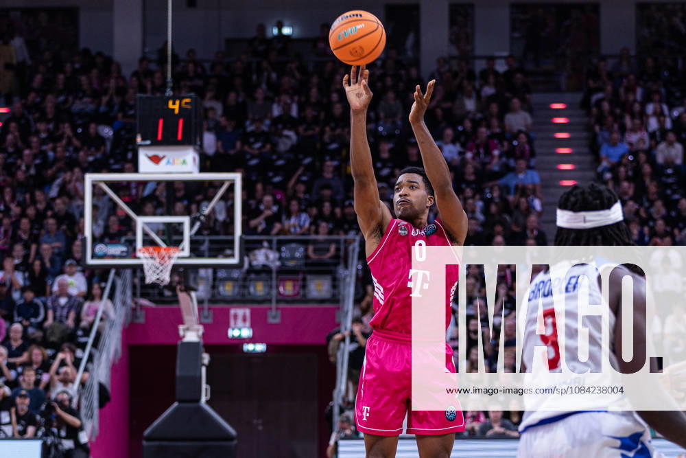 Basketball Champions League, Telekom Baskets Bonn vs. FC Porto, 7.10.2026 Marcus Foster(Telekom Baskets Bonn 0) wirft von außen -- Basketball Champions League, Telekom Baskets Bonn vs. FC Porto, 7.10.2026, Telekom Dome, Bonn
