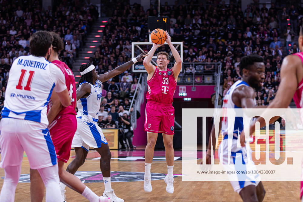 Basketball Champions League, Telekom Baskets Bonn vs. FC Porto, 7.10.2026 Patrick Heckmann (Telekom Baskets Bonn 33) beim Dreier -- Basketball Champions League, Telekom Baskets Bonn vs. FC Porto, 7.10.2026, Telekom Dome, Bonn