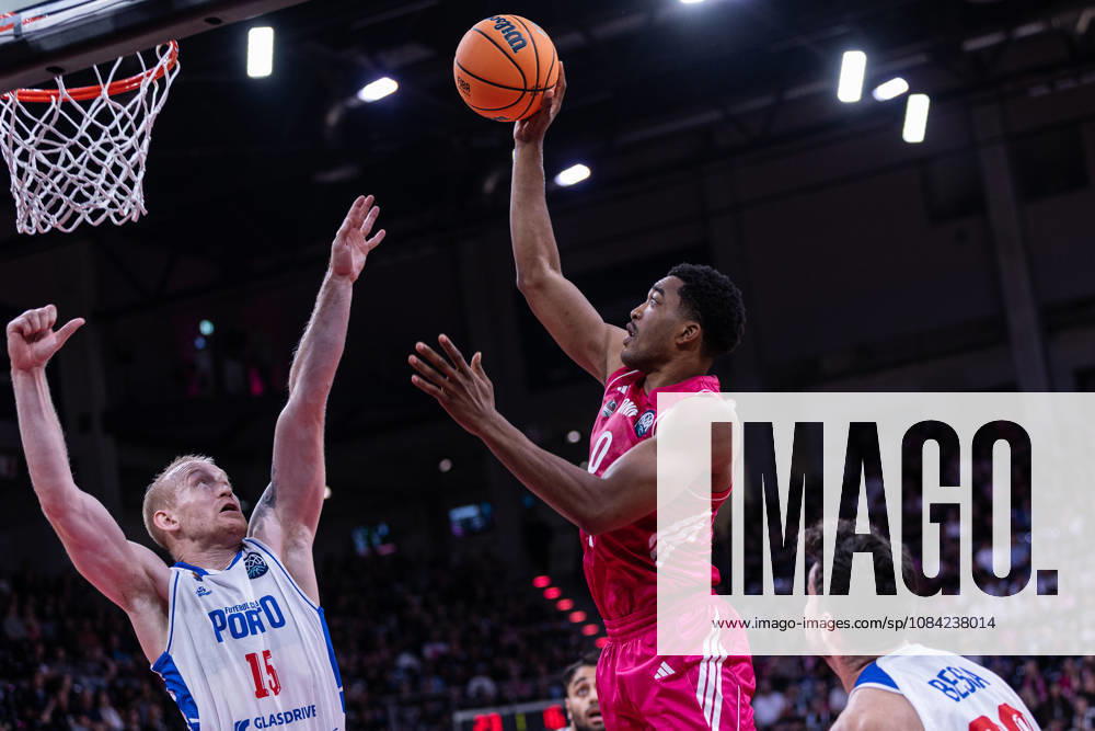 Basketball Champions League, Telekom Baskets Bonn vs. FC Porto, 7.10.2026 Marcus Foster(Telekom Baskets Bonn 0) wirft über Tanner Omlid (FC Porto Basketball) -- Basketball Champions League, Telekom Baskets Bonn vs. FC Porto, 7.10.2026, Telekom Dome, Bonn
