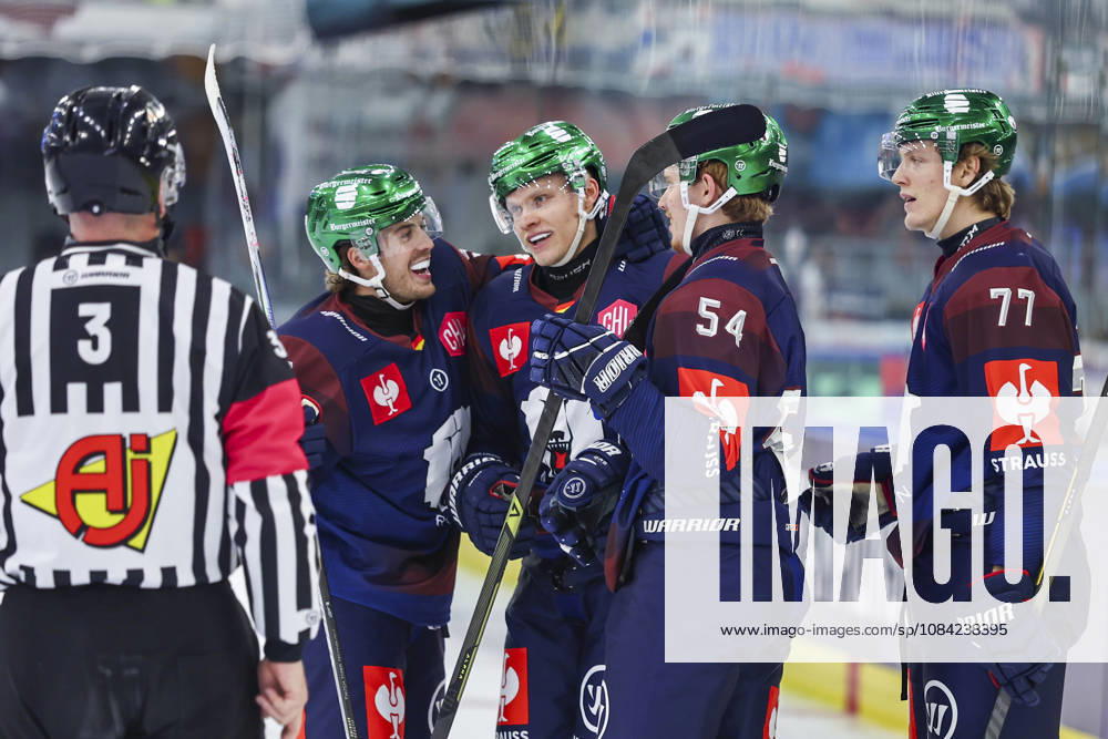 Ice hockey, Eishockey - CHL, EC RBS vs Berlin SALZBURG,AUSTRIA,07.OCT.26 - ICE HOCKEY - CHL, Champions Hockey League, group stage, EC Red Bull Salzburg vs Eisbaeren Berlin. Image shows the rejoicing of scorer Korbinian Geibel (Berlin) with his teammates. GEPAxpictures Geieregger