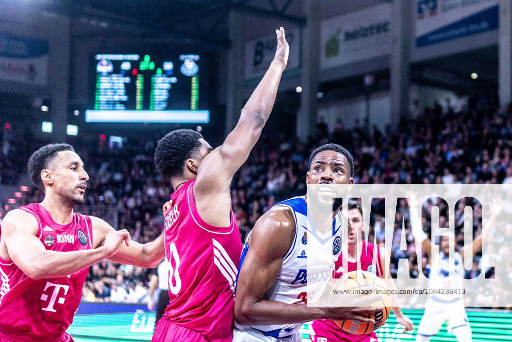 Xeyrius Williams (FC Porto, 20) vs Marcus Foster (Telekom Baskets Bonn, 00), Alijah Comithier (Telekom Baskets Bonn, 02) Telekom Baskets Bonn vs. FC Porto, Basketball, Basketball Champions League, 01. Spieltag, 2026 2027, 07.10.2026 Telekom Baskets Bonn vs. FC Porto, Basketball, Basketball Champions League, 01. Spieltag, 2026 2027, 07.10.2026 Bonn