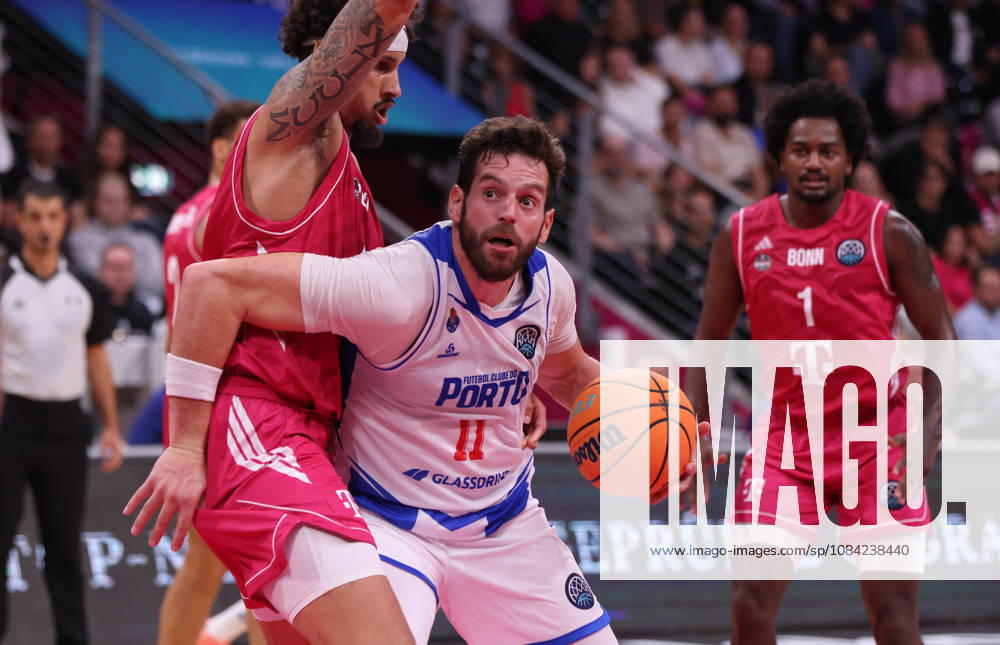 Miguel Queiroz (Porto) am Ball gegen Michael Kessens (Bonn), BCL, Telekom Baskets Bonn vs FC Porto, Bonn