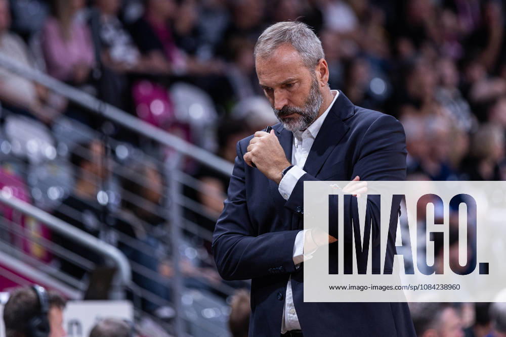 Basketball Champions League, Telekom Baskets Bonn vs. FC Porto, 7.10.2026 Fernando Sa (FC Porto Basketball - Head Coach) ist nachdenklich -- Basketball Champions League, Telekom Baskets Bonn vs. FC Porto, 7.10.2026, Telekom Dome, Bonn