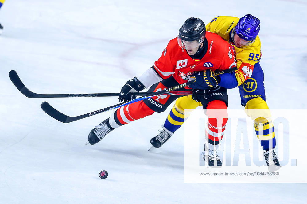 Eishockey, CHL, Kölner Haie - Blue Fox Herning, Champions Hockey League 2026 27, 5. Spieltag, Saison 2026 27, Lanxess-Arena Köln: Marco Münzenberger (Koelner Haie 65) im Zweikampf gegen Artturi Mikael Toivola (Blue Fox Herning 95) Nordrhein-Westfalen Deutschland