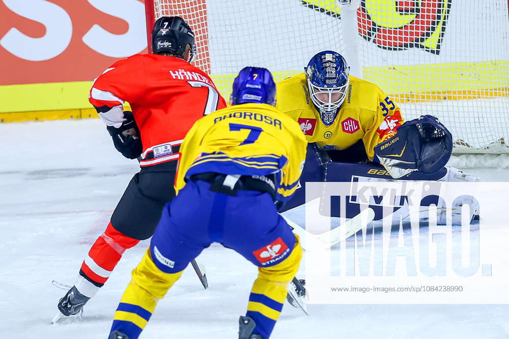 Eishockey, CHL, Kölner Haie - Blue Fox Herning, Champions Hockey League 2026 27, 5. Spieltag, Saison 2026 27, Lanxess-Arena Köln: Carlos Händel (Koelner Haie 07) beim Schuss auf das Tor von Janis Fecers (Blue Fox Herning 35) Nordrhein-Westfalen Deutschland