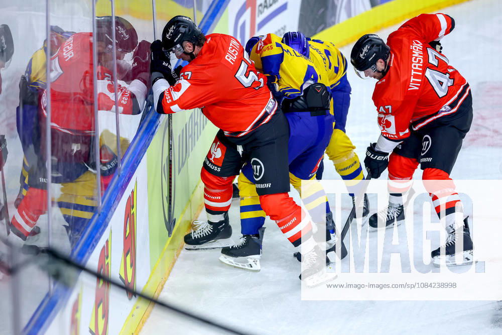 Eishockey, CHL, Kölner Haie - Blue Fox Herning, Champions Hockey League 2026 27, 5. Spieltag, Saison 2026 27, Lanxess-Arena Köln: Brady Austin (Koelner Haie 57) Veli-Matti Vittasmäki (Koelner Haie 47) im Zweikampf gegen Mads Skov Larsen (Blue Fox Herning 41) und Lasse Baerentsen (Blue Fox Herning 24) Nordrhein-Westfalen Deutschland