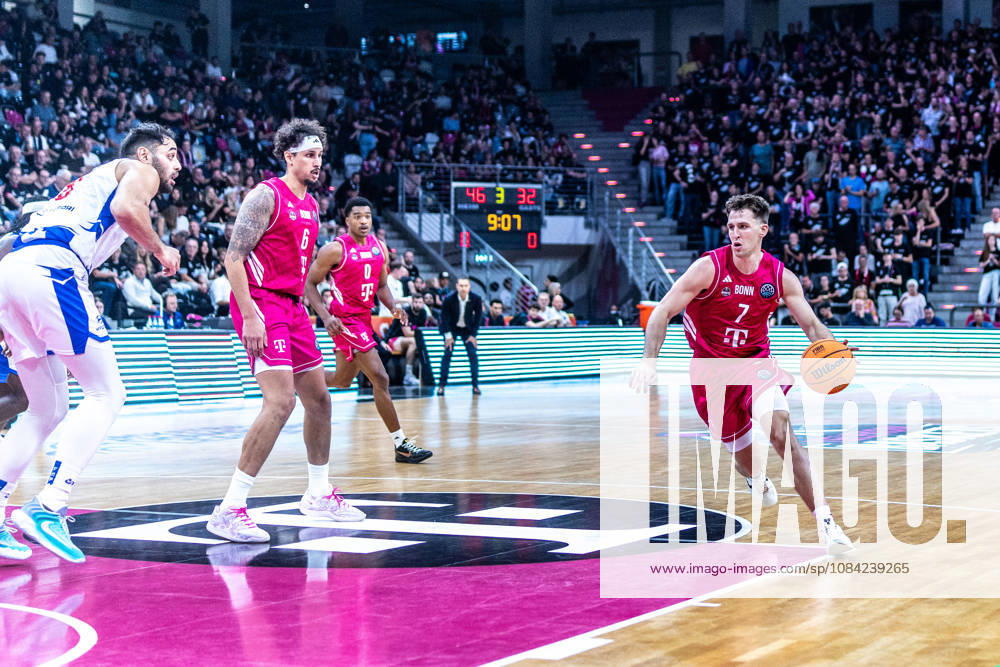 Grayson Murphy (Telekom Baskets Bonn, 07) hat viel Platz, Michael Kessens (Telekom Baskets Bonn, 06), Marcus Foster (Telekom Baskets Bonn, 00) Telekom Baskets Bonn vs. FC Porto, Basketball, Basketball Champions League, 01. Spieltag, 2026 2027, 07.10.2026 Telekom Baskets Bonn vs. FC Porto, Basketball, Basketball Champions League, 01. Spieltag, 2026 2027, 07.10.2026 Bonn