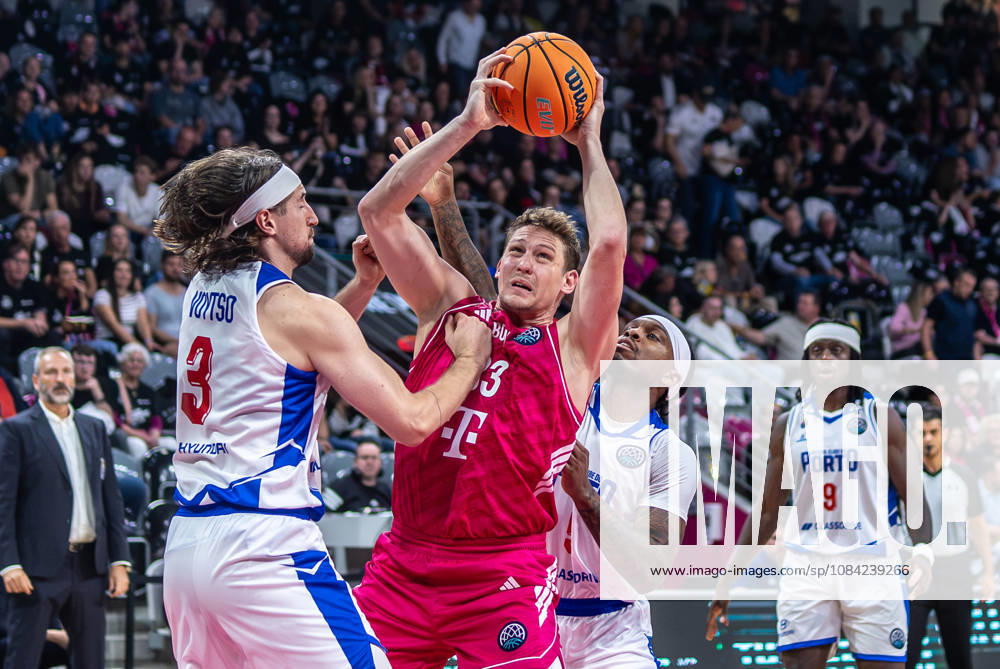 Patrick Heckmann (Telekom Baskets Bonn, 33) vs Vladyslav Voytso (FC Porto, 03), Thomas Bropleh (FC Porto, 09) Telekom Baskets Bonn vs. FC Porto, Basketball, Basketball Champions League, 01. Spieltag, 2026 2027, 07.10.2026 Telekom Baskets Bonn vs. FC Porto, Basketball, Basketball Champions League, 01. Spieltag, 2026 2027, 07.10.2026 Bonn