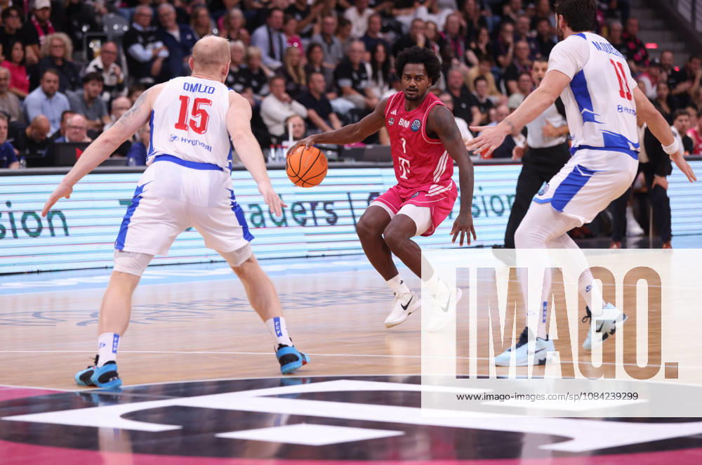 John-Michael Wright (Bonn) am Ball zwischen Tanner Omlid (Porto) und Miguel Queiroz (Porto), BCL, Telekom Baskets Bonn vs FC Porto, Bonn