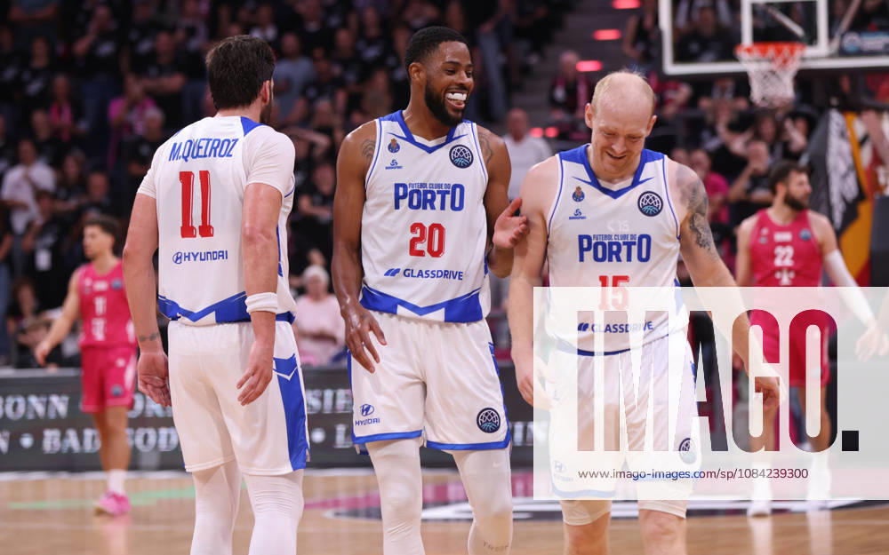 Pedro Machado (Porto) lacht neben Tanner Omlid (Porto), BCL, Telekom Baskets Bonn vs FC Porto, Bonn