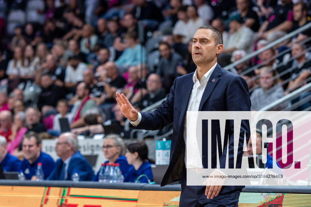 Marko Stankovic (Telekom Baskets Bonn, Head Coach) gibt Anweisungen Telekom Baskets Bonn vs. FC Porto, Basketball, Basketball Champions League, 01. Spieltag, 2026 2027, 07.10.2026 Telekom Baskets Bonn vs. FC Porto, Basketball, Basketball Champions League, 01. Spieltag, 2026 2027, 07.10.2026 Bonn