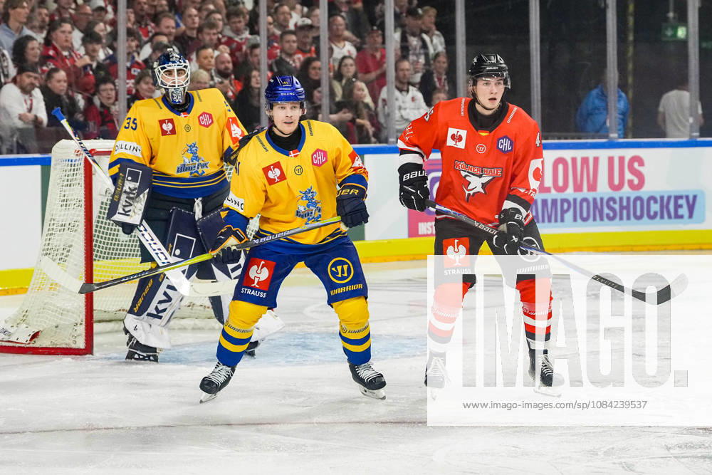 Eishockey CHL 5. Spieltag Kölner Haie - Herning Blue Fox am 07.10.2026 in der Lanxess Arena in Köln Jänis Fecers ( Herning ), links - Mads Skov Larsen ( Herning ), mitte - Kevin Niedenz ( Köln ), rechts