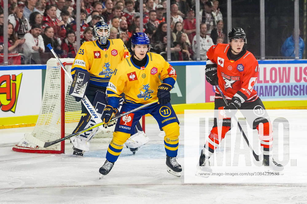Eishockey CHL 5. Spieltag Kölner Haie - Herning Blue Fox am 07.10.2026 in der Lanxess Arena in Köln Jänis Fecers ( Herning ), links - Mads Skov Larsen ( Herning ), mitte - Kevin Niedenz ( Köln ), rechts