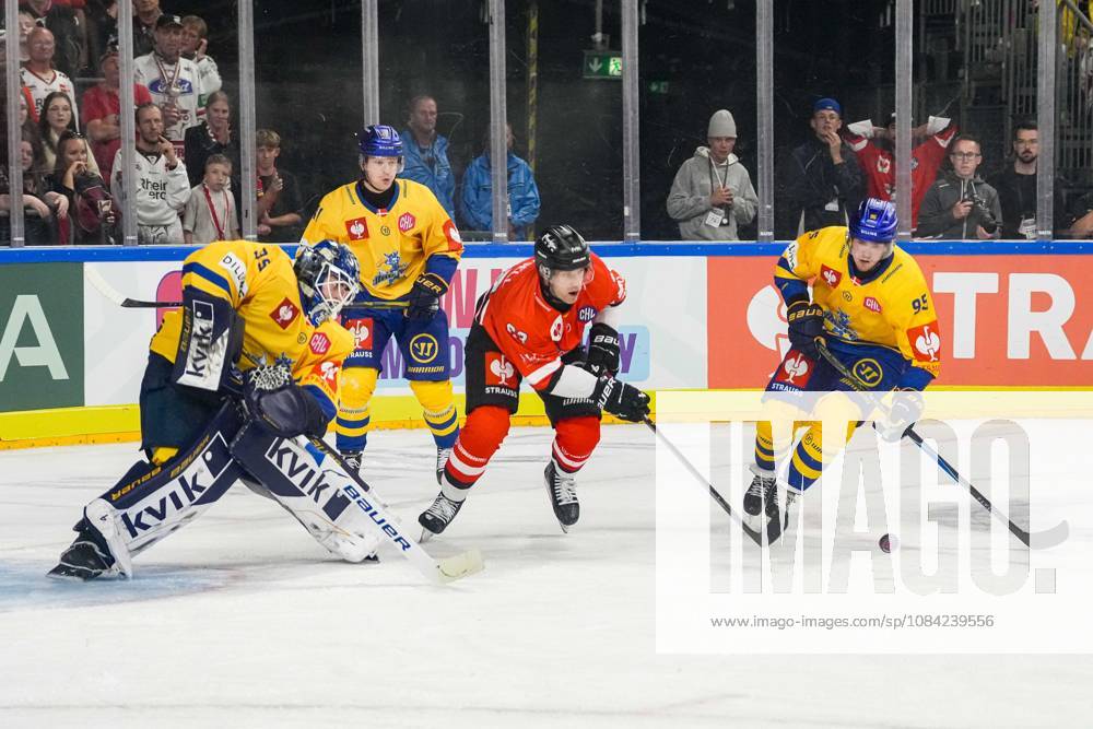 Eishockey CHL 5. Spieltag Kölner Haie - Herning Blue Fox am 07.10.2026 in der Lanxess Arena in Köln Jänis Fecers ( Herning ), links - Patrick Russell ( Köln ), mitte - Artturi Mikael Toivola ( Herning ), rechts