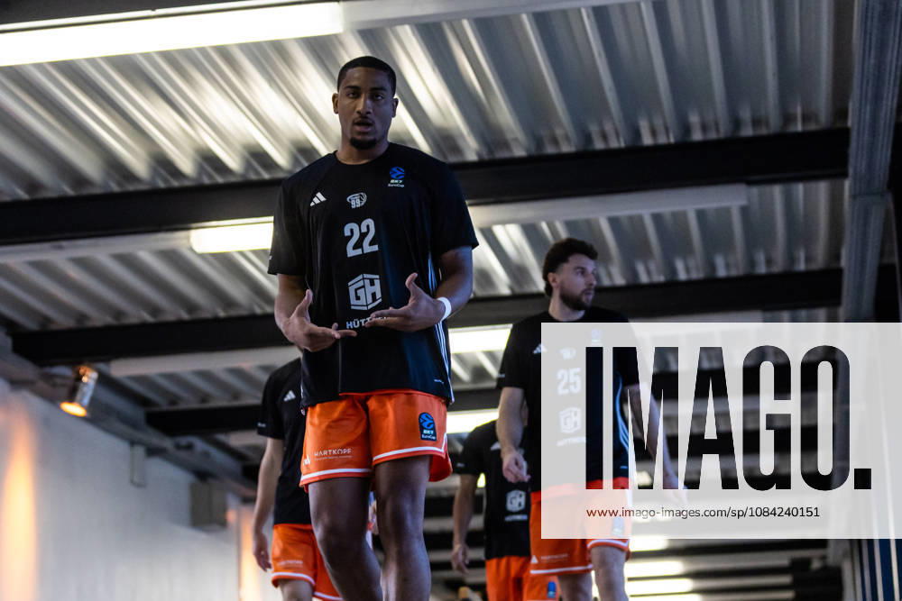 GER, BKT Eurocup, Basketball, Chemnitz, Niners Chemnitz - Neptunas Klaipeda Nighael Ceaser (Niners Chemnitz, 22) auf dem Weg zur Arena Chemnitz Messe Chemnitz Sachsen Deutschland