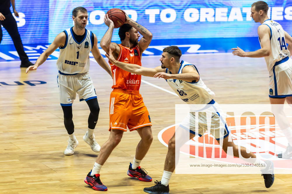 GER, BKT Eurocup, Basketball, Chemnitz, Niners Chemnitz - Neptunas Klaipeda Ben Burnham (Niners Chemnitz, 25), Lukas Kreismontas (Neptunas Klaipeda, 88) Chemnitz Messe Chemnitz Sachsen Deutschland