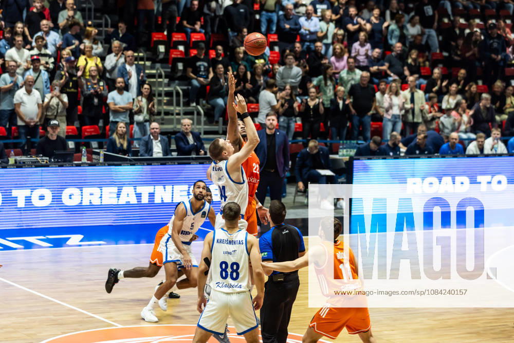 GER, BKT Eurocup, Basketball, Chemnitz, Niners Chemnitz - Neptunas Klaipeda Tipp off, Martynas Echodas (Neptunas Klaipeda, 14), Nighael Ceaser (Niners Chemnitz, 22) Chemnitz Messe Chemnitz Sachsen Deutschland