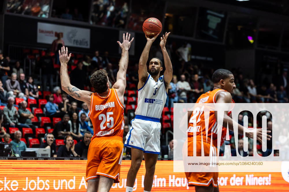GER, BKT Eurocup, Basketball, Chemnitz, Niners Chemnitz - Neptunas Klaipeda Yannick Franke (Neptunas Klaipeda, 5), Ben Burnham (Niners Chemnitz, 25) Chemnitz Messe Chemnitz Sachsen Deutschland