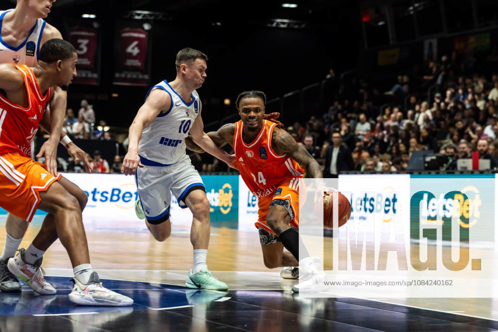 GER, BKT Eurocup, Basketball, Chemnitz, Niners Chemnitz - Neptunas Klaipeda Cobe Williams (Niners Chemnitz, 24), Elvar Fridriksson (Neptunas Klaipeda, 10) Chemnitz Messe Chemnitz Sachsen Deutschland