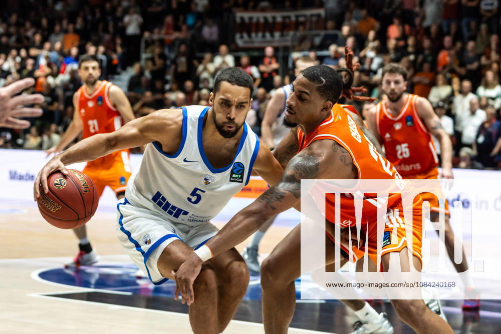 GER, BKT Eurocup, Basketball, Chemnitz, Niners Chemnitz - Neptunas Klaipeda Yannick Franke (Neptunas Klaipeda, 5), Nighael Ceaser (Niners Chemnitz, 22) Chemnitz Messe Chemnitz Sachsen Deutschland