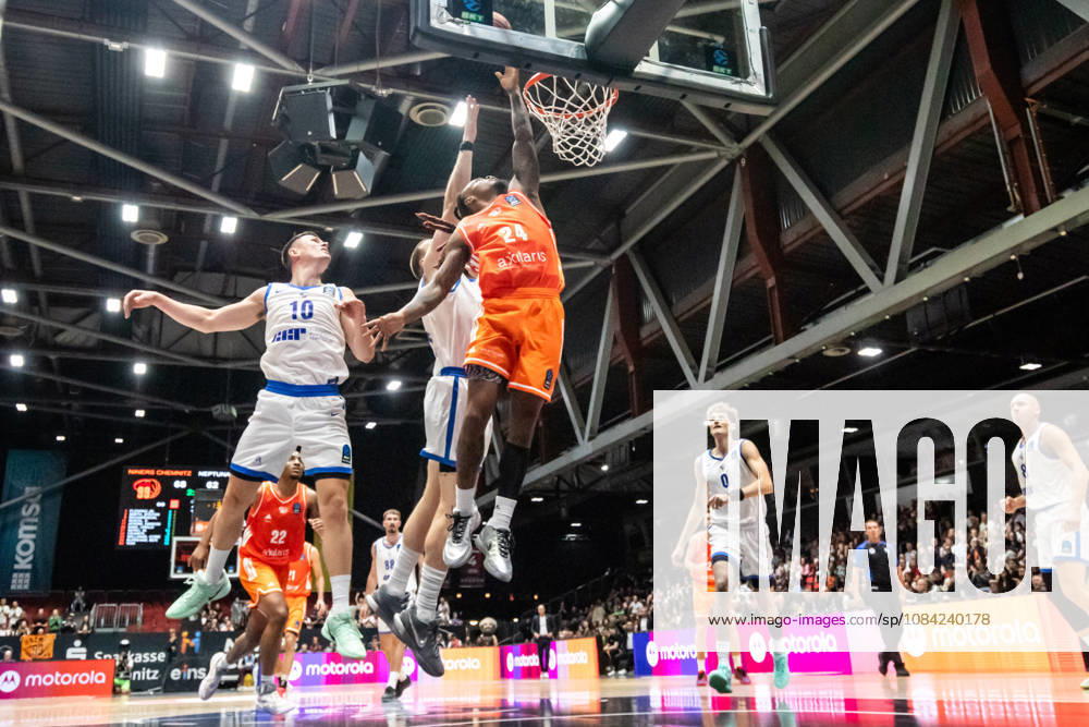 GER, BKT Eurocup, Basketball, Chemnitz, Niners Chemnitz - Neptunas Klaipeda Cobe Williams (Niners Chemnitz, 24), Elvar Fridriksson (Neptunas Klaipeda, 10) Chemnitz Messe Chemnitz Sachsen Deutschland