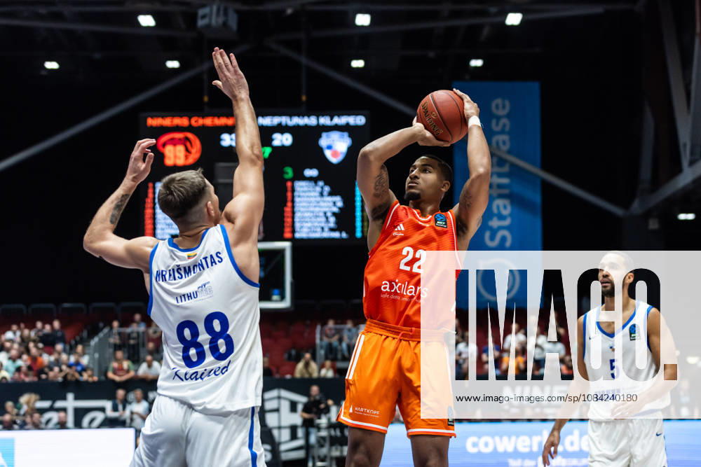GER, BKT Eurocup, Basketball, Chemnitz, Niners Chemnitz - Neptunas Klaipeda Nighael Ceaser (Niners Chemnitz, 22), Lukas Kreismontas (Neptunas Klaipeda, 88) Chemnitz Messe Chemnitz Sachsen Deutschland