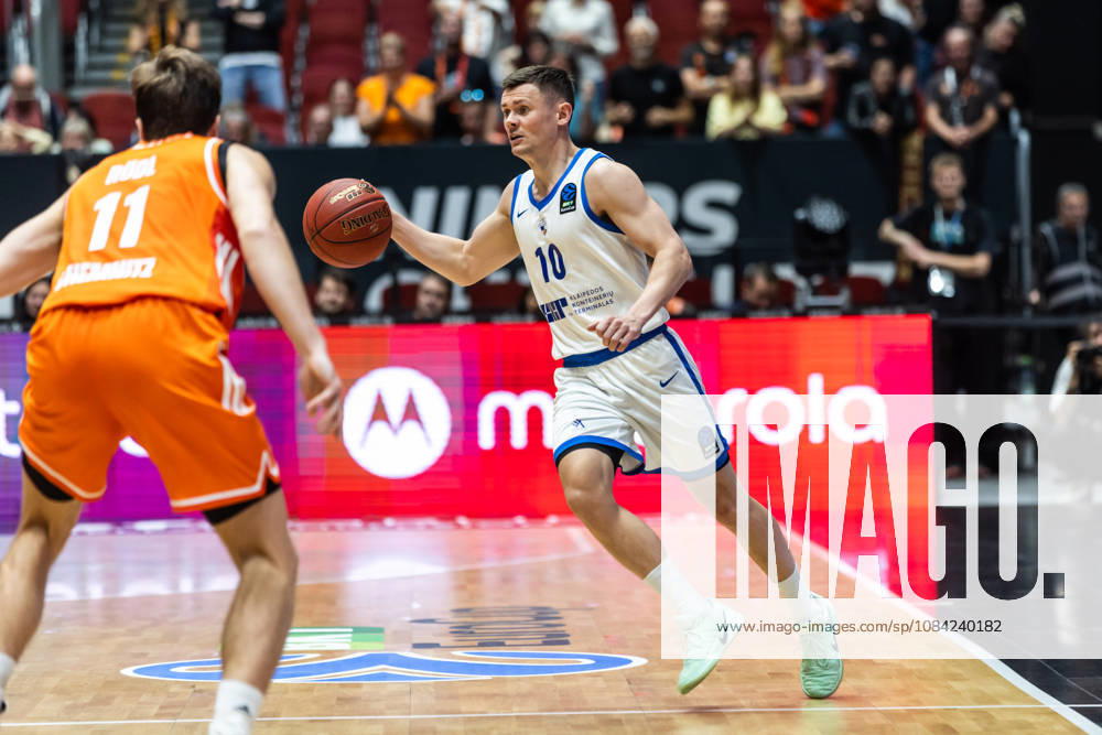 GER, BKT Eurocup, Basketball, Chemnitz, Niners Chemnitz - Neptunas Klaipeda Elvar Fridriksson (Neptunas Klaipeda, 10), Elias Rödl (Niners Chemnitz, 11) Chemnitz Messe Chemnitz Sachsen Deutschland