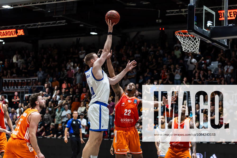 GER, BKT Eurocup, Basketball, Chemnitz, Niners Chemnitz - Neptunas Klaipeda Martynas Echodas (Neptunas Klaipeda, 14), Nighael Ceaser (Niners Chemnitz, 22) Chemnitz Messe Chemnitz Sachsen Deutschland