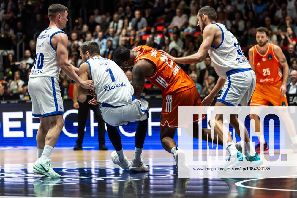 GER, BKT Eurocup, Basketball, Chemnitz, Niners Chemnitz - Neptunas Klaipeda Nighael Ceaser (Niners Chemnitz, 22), Donatas Tarolis (Neptunas Klaipeda, 1) im Kampf um den Ball Chemnitz Messe Chemnitz Sachsen Deutschland