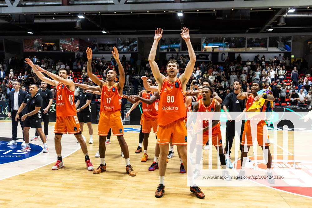 GER, BKT Eurocup, Basketball, Chemnitz, Niners Chemnitz - Neptunas Klaipeda Jannis von Seckendorff (Niners Chemnitz, 90) jubelt mit dem Team Chemnitz Messe Chemnitz Sachsen Deutschland