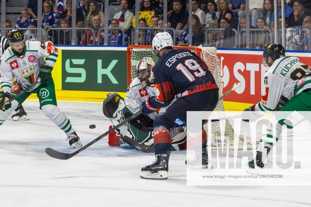 (Mannheim, Germany, 26 10 07) CHL (Champions Hockey League) 2026 27, Match day five: Adler Mannheim (Germany) vs. GKS Tychy (Poland) Luke Esposito (19, Mannheim) with a good chance to score Mannheim Baden-Wurttemberg Germany