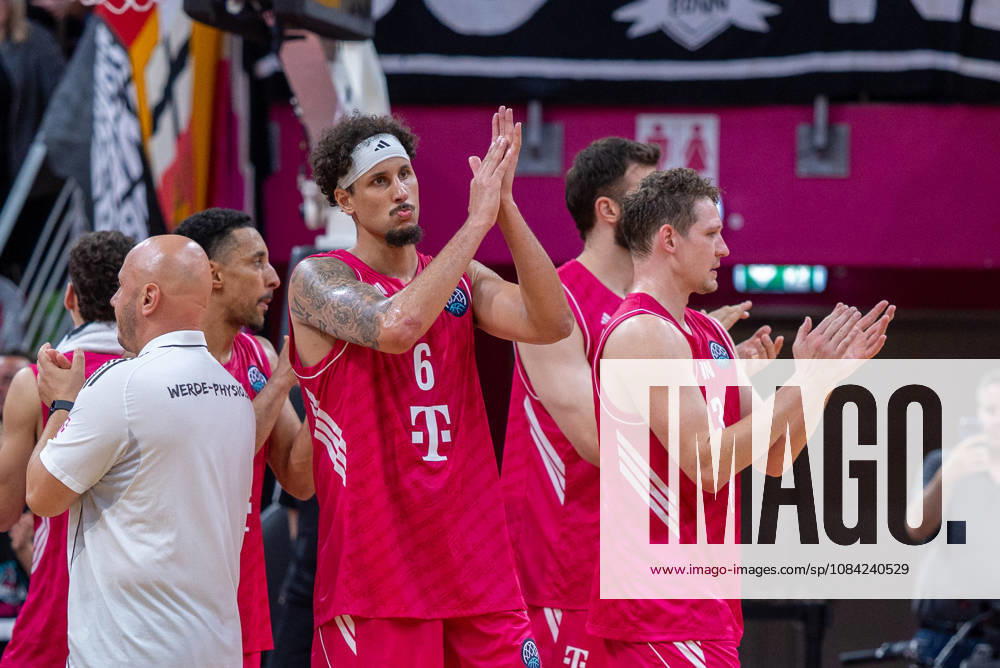 Michael Kessens (Telekom Baskets Bonn, 06), Patrick Heckmann (Telekom Baskets Bonn, 33), Joel Aminu (Telekom Baskets Bonn, 21) freuen sich ueber den Sieg gegen Porto Telekom Baskets Bonn vs. FC Porto, Basketball, Basketball Champions League, 01. Spieltag, 2026 2027, 07.10.2026 Telekom Baskets Bonn vs. FC Porto, Basketball, Basketball Champions League, 01. Spieltag, 2026 2027, 07.10.2026 Bonn