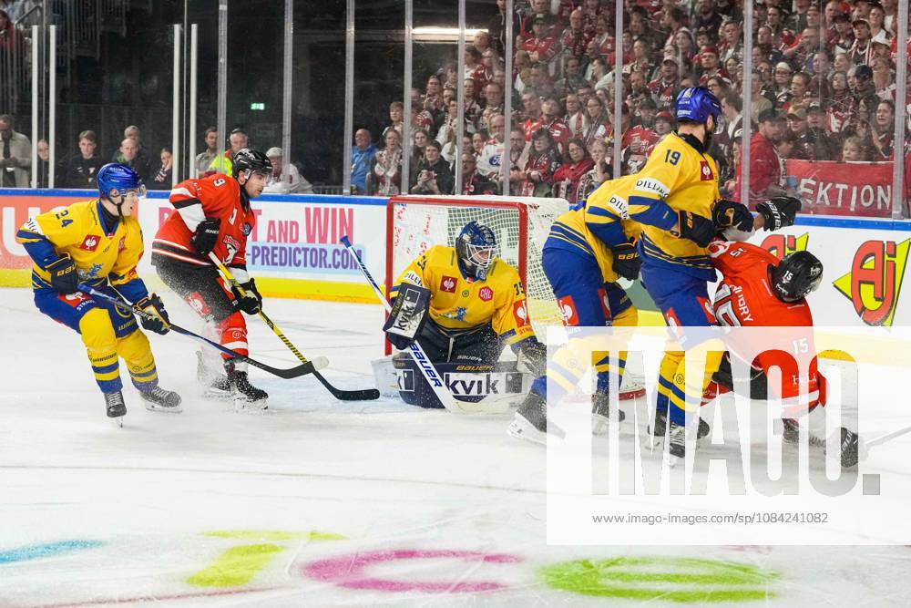Eishockey CHL 5. Spieltag Kölner Haie - Herning Blue Fox am 07.10.2026 in der Lanxess Arena in Köln Viel Verkehr vor Jänis Fecers ( Herning ), mitte