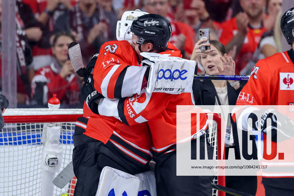 Eishockey, CHL, Kölner Haie - Blue Fox Herning, Champions Hockey League 2026 27, 5. Spieltag, Saison 2026 27, Lanxess-Arena Köln: Abschlussjubel nach dem 3:0 Sieg - Goalie Nico Wiens (Koelner Haie 33) neben Mateu Späth (Koelner Haie 81) Nordrhein-Westfalen Deutschland