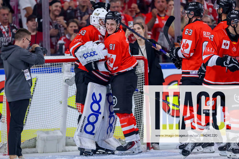 Eishockey, CHL, Kölner Haie - Blue Fox Herning, Champions Hockey League 2026 27, 5. Spieltag, Saison 2026 27, Lanxess-Arena Köln: Abschlussjubel nach dem 3:0 Sieg - Goalie Nico Wiens (Koelner Haie 33) neben Mateu Späth (Koelner Haie 81) Nordrhein-Westfalen Deutschland