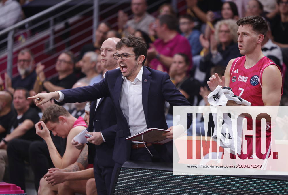 Co-Trainer Thomas Pennellier Telekom Baskets Bonn vs. FC Porto - Basketball Champions League BCL Foto: Jörn Wolter