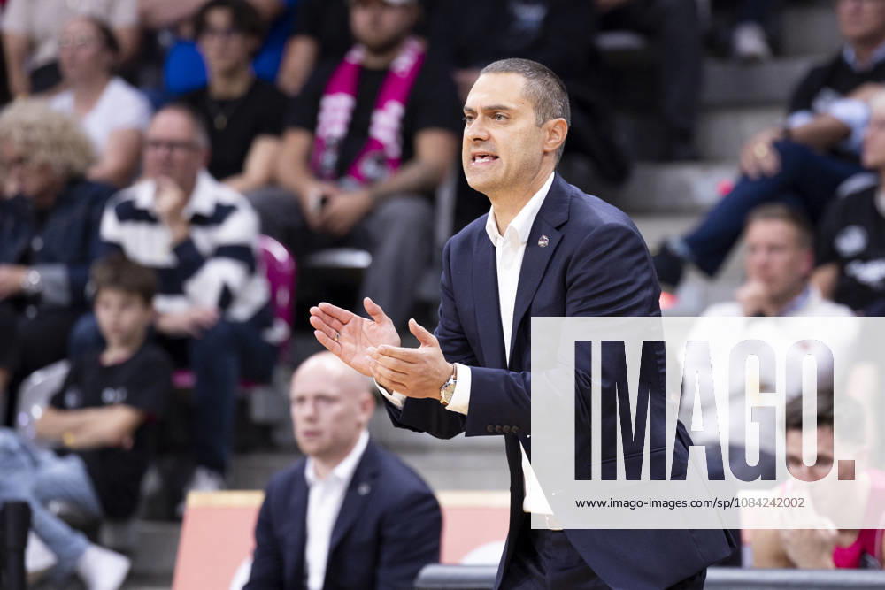 Head Coach Marko STANKOVIC (BONN, mi.) feuert sein Team an, klatschend, energisch, Einzelbild. Endstand 78:74, Basketball Champions League Telekom Baskets Bonn (GER)-FC Porto (POR) BONN vs FCP Hauptrunde, Gruppe H, im T E L E K O M D O M E, am 07.10.2026,