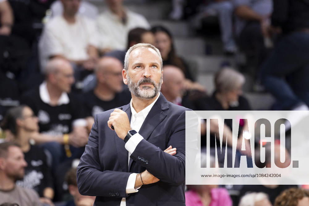 Head Coach Fernando SA (FCP, mi.) konzentriert, nachdenklich, Einzelbild. Endstand 78:74, Basketball Champions League Telekom Baskets Bonn (GER)-FC Porto (POR) BONN vs FCP Hauptrunde, Gruppe H, im T E L E K O M D O M E, am 07.10.2026,
