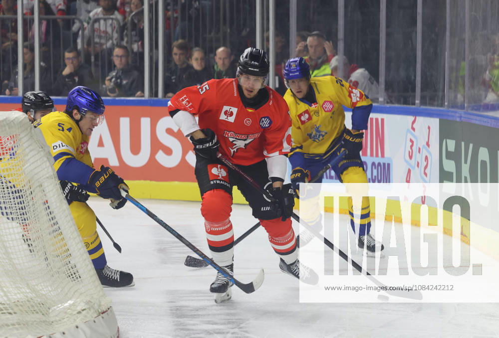 V.l. Matteus Soederbom (Herning Blue Fox 54), Louis-Marc Aubry (Koelner Haie 15), Emil Kristensen (Herning Blue Fox 28) GER, Koelner Haie vs. Herning Blue Fox, Eishockey, DEL, Spielzeit 2026 2027, 07.10.2026 GER, Koelner Haie vs. Herning Blue Fox, Eishockey, DEL, Spielzeit 2026 2027, 07.10.2026 Deutschland