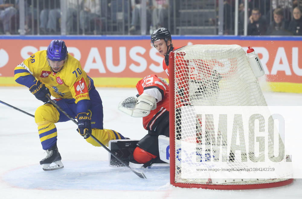 Kein vorbeikommen fuer die Gaeste v.l. Oliver Kiljunen (Herning Blue Fox 70), Nico Wiens (Koelner Haie 33), weiterer Spieler Koelner Haie GER, Koelner Haie vs. Herning Blue Fox, Eishockey, DEL, Spielzeit 2026 2027, 07.10.2026 GER, Koelner Haie vs. Herning Blue Fox, Eishockey, DEL, Spielzeit 2026 2027, 07.10.2026 Deutschland