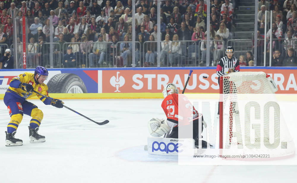 V.l. Morten Poulsen (Herning Blue Fox 38), Nico Wiens (Koelner Haie 33) GER, Koelner Haie vs. Herning Blue Fox, Eishockey, DEL, Spielzeit 2026 2027, 07.10.2026 GER, Koelner Haie vs. Herning Blue Fox, Eishockey, DEL, Spielzeit 2026 2027, 07.10.2026 Deutschland