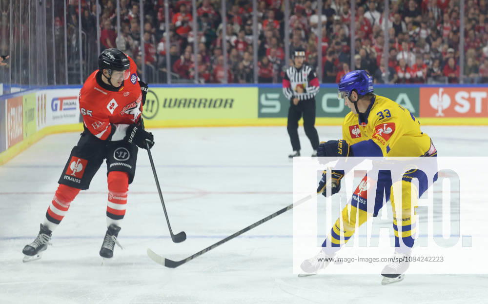 V.l. Marco Muenzenberger (Koelner Haie 65), Kasper Larsen (Herning Blue Fox 33) GER, Koelner Haie vs. Herning Blue Fox, Eishockey, DEL, Spielzeit 2026 2027, 07.10.2026 GER, Koelner Haie vs. Herning Blue Fox, Eishockey, DEL, Spielzeit 2026 2027, 07.10.2026 Deutschland