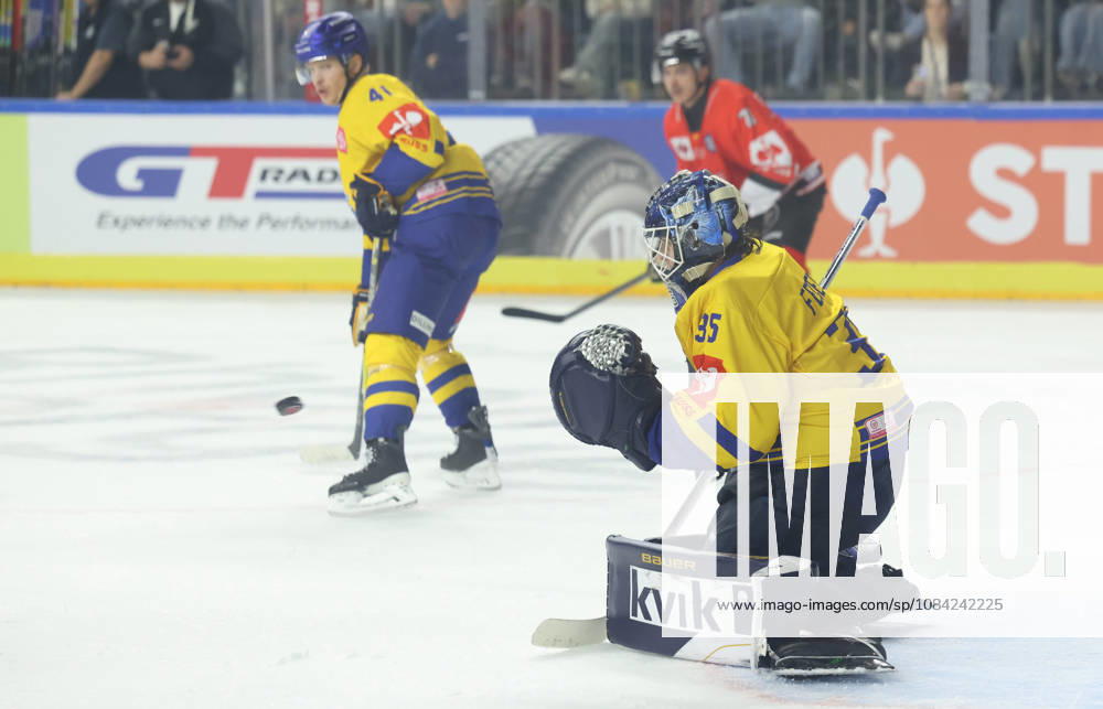 V.l. Mads Larsen (Herning Blue Fox 41), Jaenis Fecers (Herning Blue Fox 35), im Hintergrund ein Spieler der Koelner Haie GER, Koelner Haie vs. Herning Blue Fox, Eishockey, DEL, Spielzeit 2026 2027, 07.10.2026 GER, Koelner Haie vs. Herning Blue Fox, Eishockey, DEL, Spielzeit 2026 2027, 07.10.2026 Deutschland