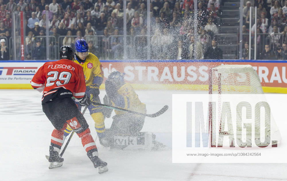 V.l. Tim Fleischer (Koelner Haie 29), Mads Larsen (Herning Blue Fox 41), Jaenis Fecers (Herning Blue Fox 35) GER, Koelner Haie vs. Herning Blue Fox, Eishockey, DEL, Spielzeit 2026 2027, 07.10.2026 GER, Koelner Haie vs. Herning Blue Fox, Eishockey, DEL, Spielzeit 2026 2027, 07.10.2026 Deutschland